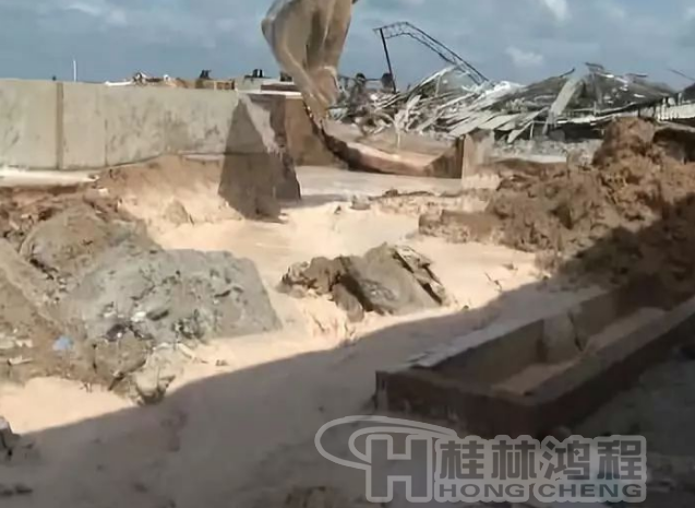 廉江政府鐵腕整治拆除一高嶺土廠，連設(shè)備都砸碎！