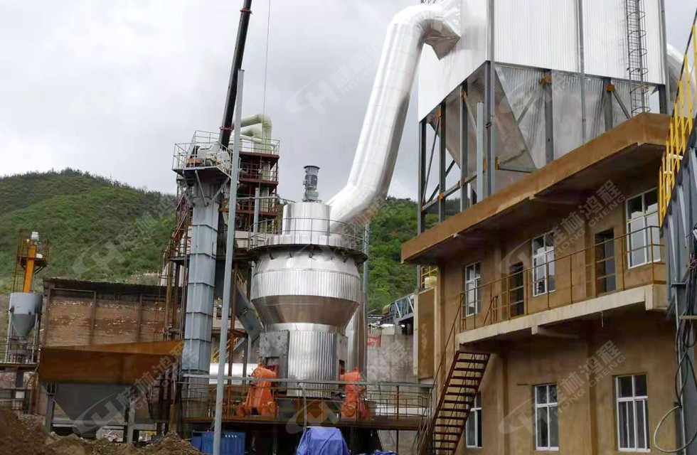 HLM2000赤鐵礦石立式輥磨機(jī)遼寧某礦區(qū)桂林鴻程客戶現(xiàn)場 HLM2000赤鐵礦石立式輥磨機(jī)遼寧某礦區(qū)桂林鴻程客戶現(xiàn)場