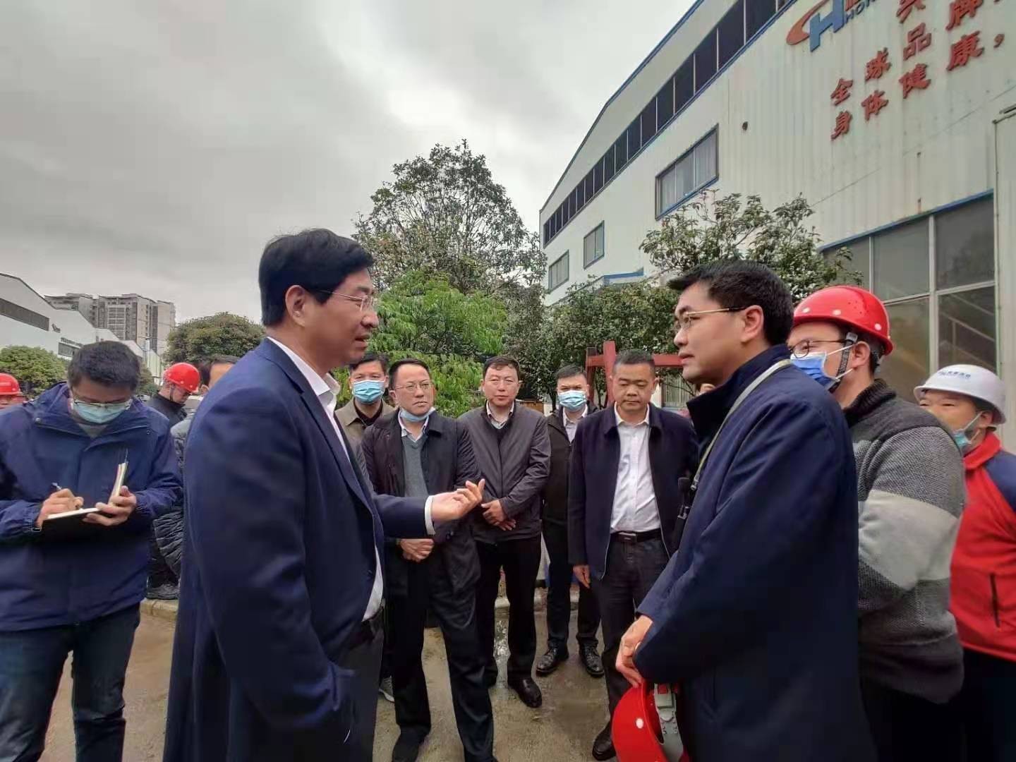 桂林市委書記周家斌書記，鐘洪常務(wù)副市長等市委市政府，區(qū)委區(qū)政府領(lǐng)導(dǎo)一行開年第一站來到廣西桂林鴻程機械廠指導(dǎo)慰問