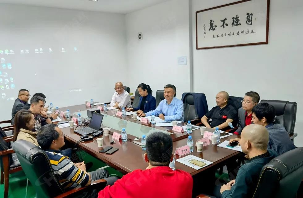 歡迎廣西塑料行業(yè)協(xié)會(huì)一行蒞臨桂林鴻程礦山機(jī)械廠參觀指導(dǎo)！